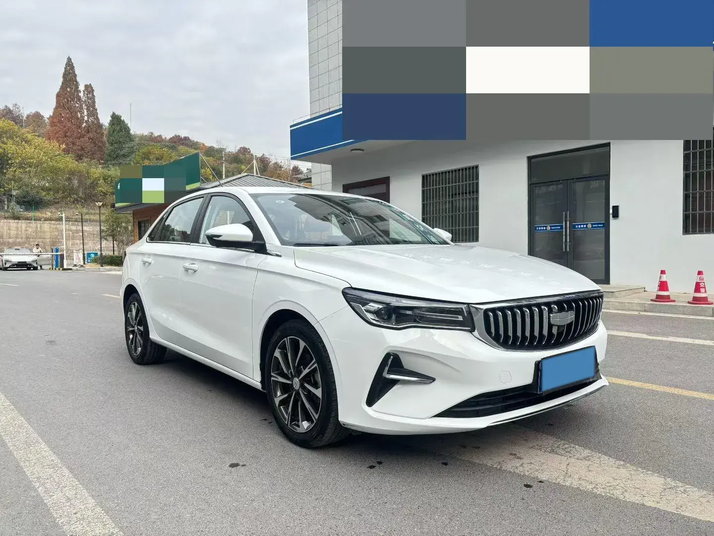 2025 GEELY EMGRAND thumbnail 3