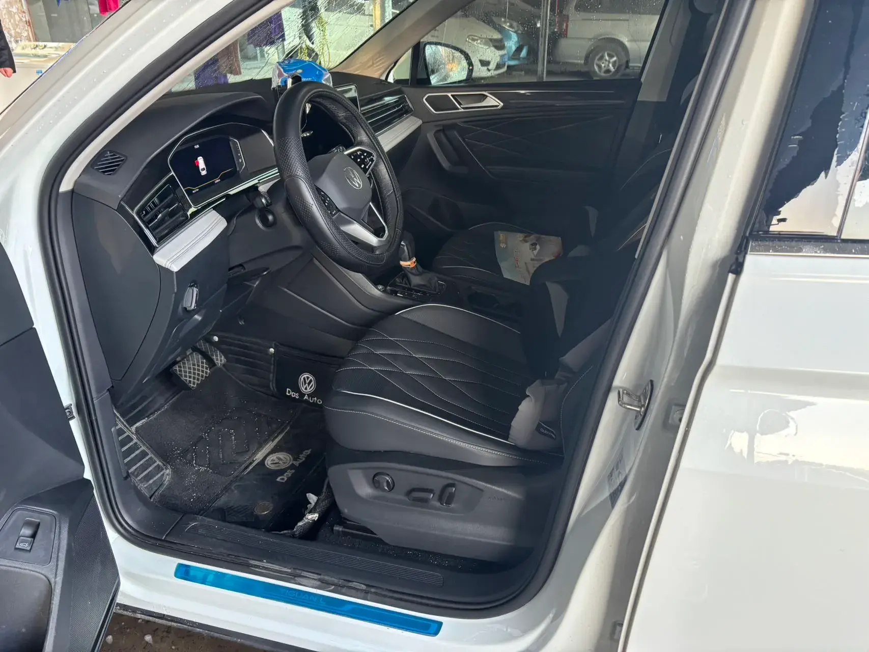 2023 VOLKSWAGEN TIGUAN thumbnail 2