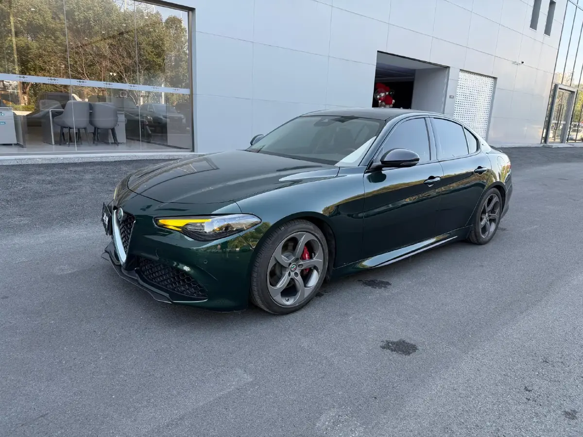 2021 Alfa Romeo Giulia 2.0T 280HP L4 8AT