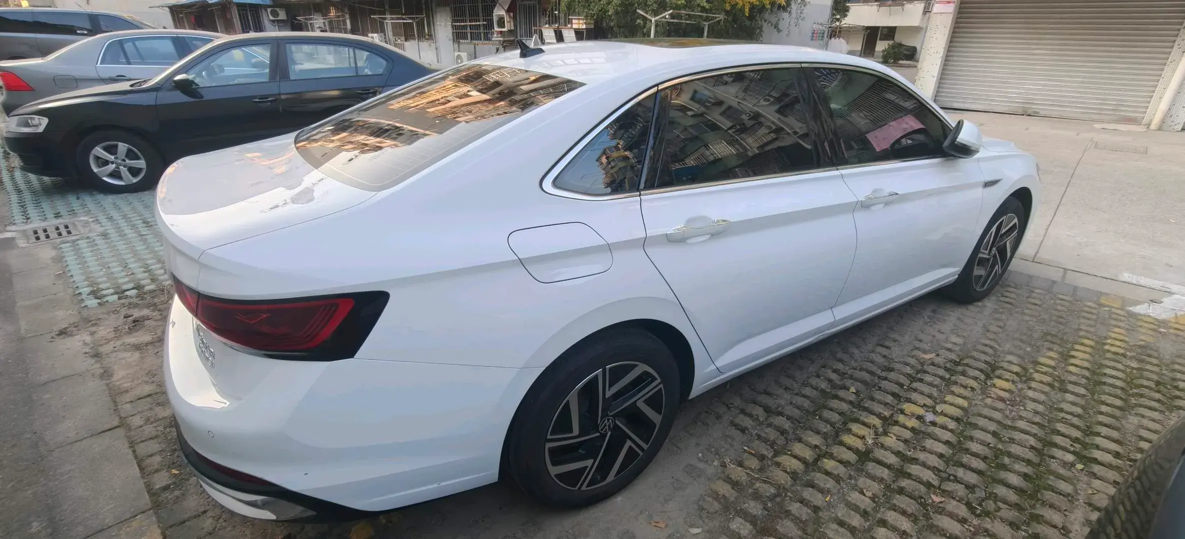 2024 VOLKSWAGEN SAGITAR thumbnail 2