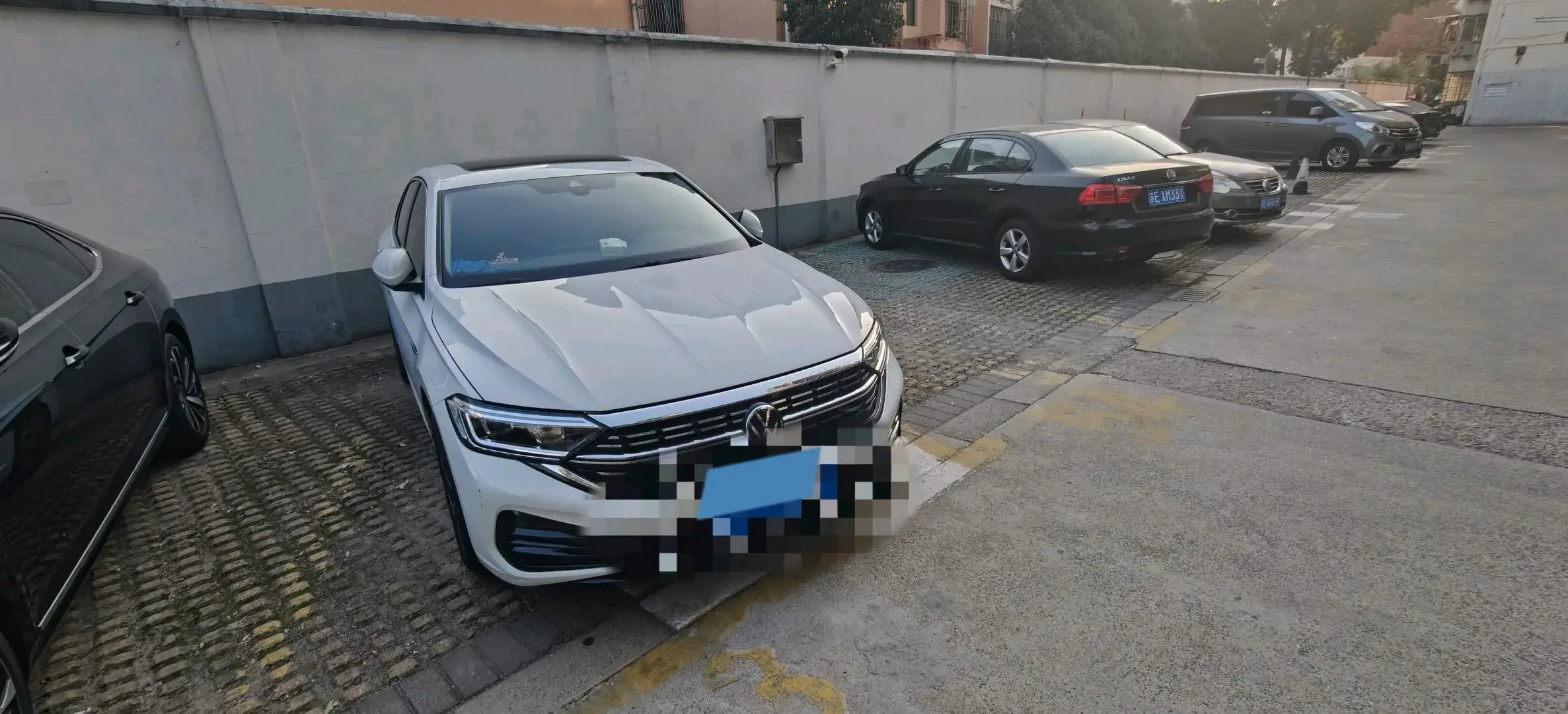 2024 VOLKSWAGEN SAGITAR thumbnail 3