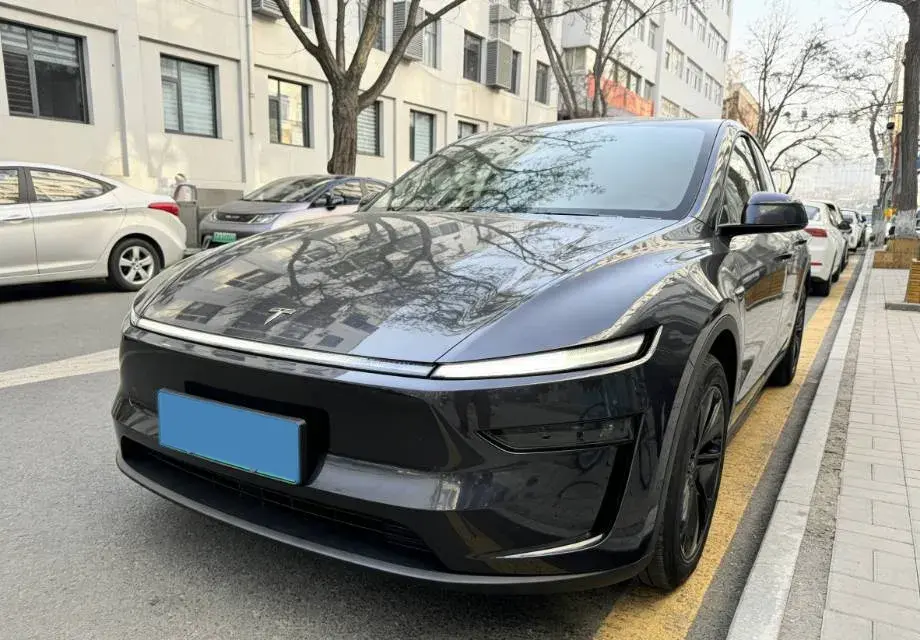 2025 Tesla Model Y BEV 62.5KWH