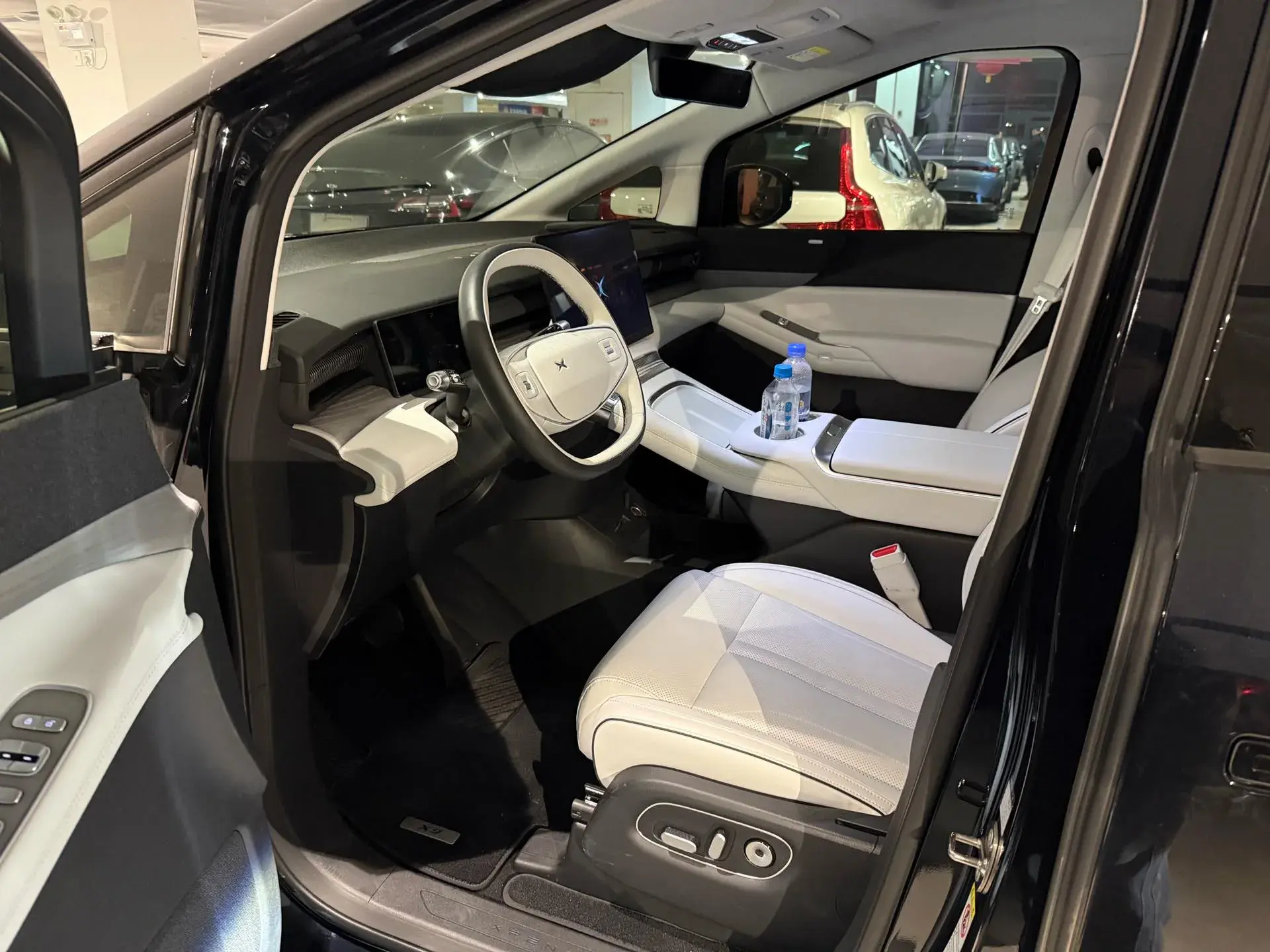 2024 XPENG X9 thumbnail 2