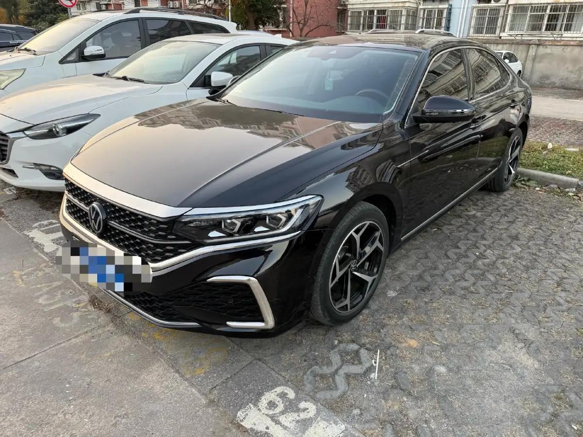 2023 Volkswagen Passat 2.0T 186HP L4 7DCT