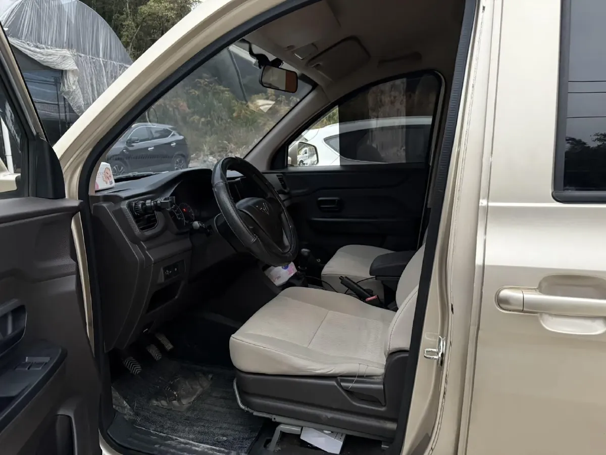 2019 WuLing HongGuang V 1.5L 99HP L4 6MT,autocango,china used car exporter,china ev exporter,chinese used car exporter,chinese used ev exporter