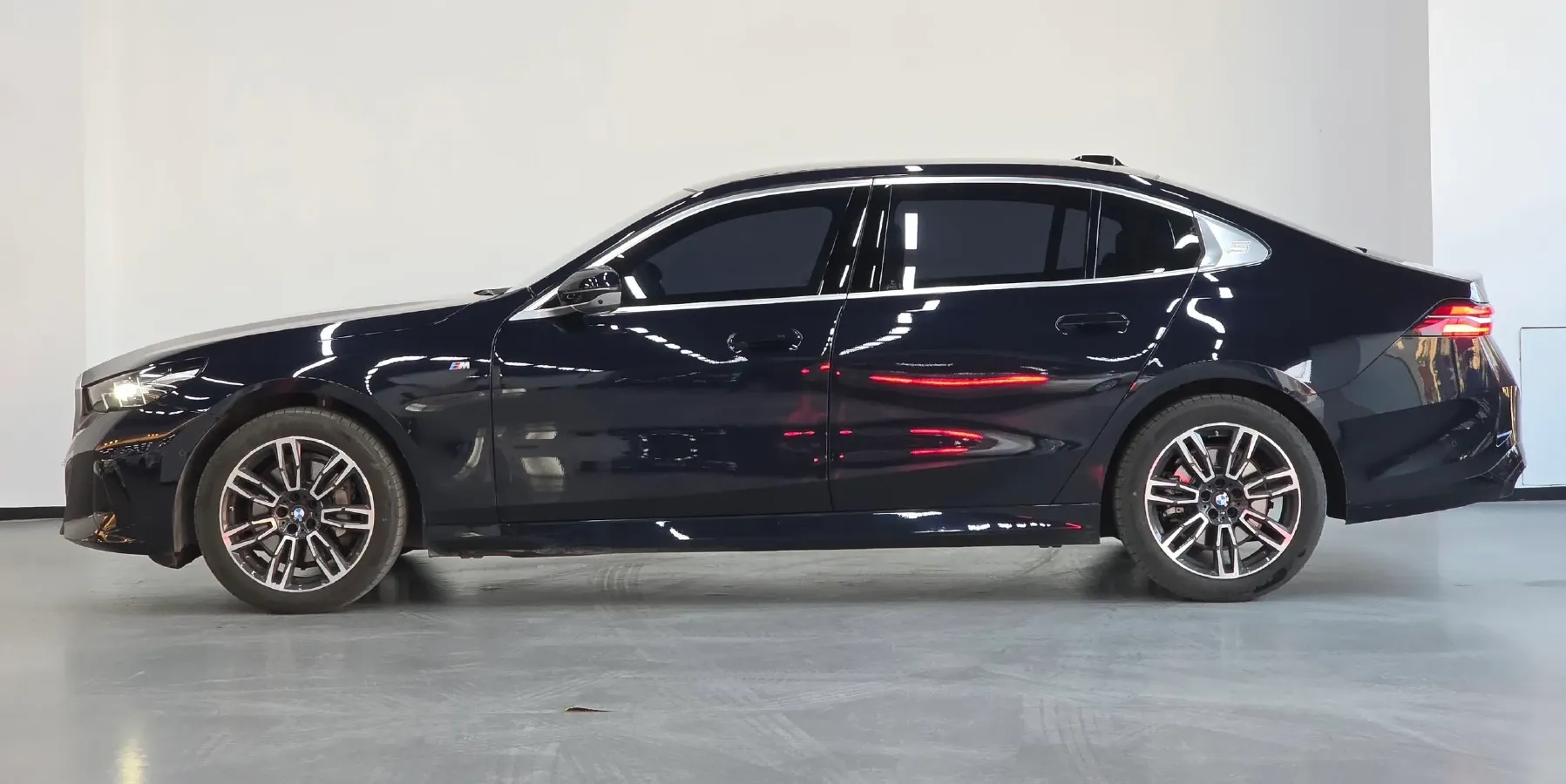 2025 BMW 5 Series 2.0T 258HP L4 8AT,autocango,china used car exporter,china ev exporter,chinese used car exporter,chinese used ev exporter