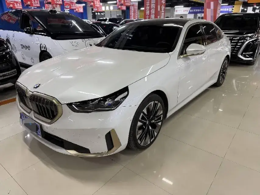 2024 BMW 5 Series 2.0T 258HP L4 8AT
