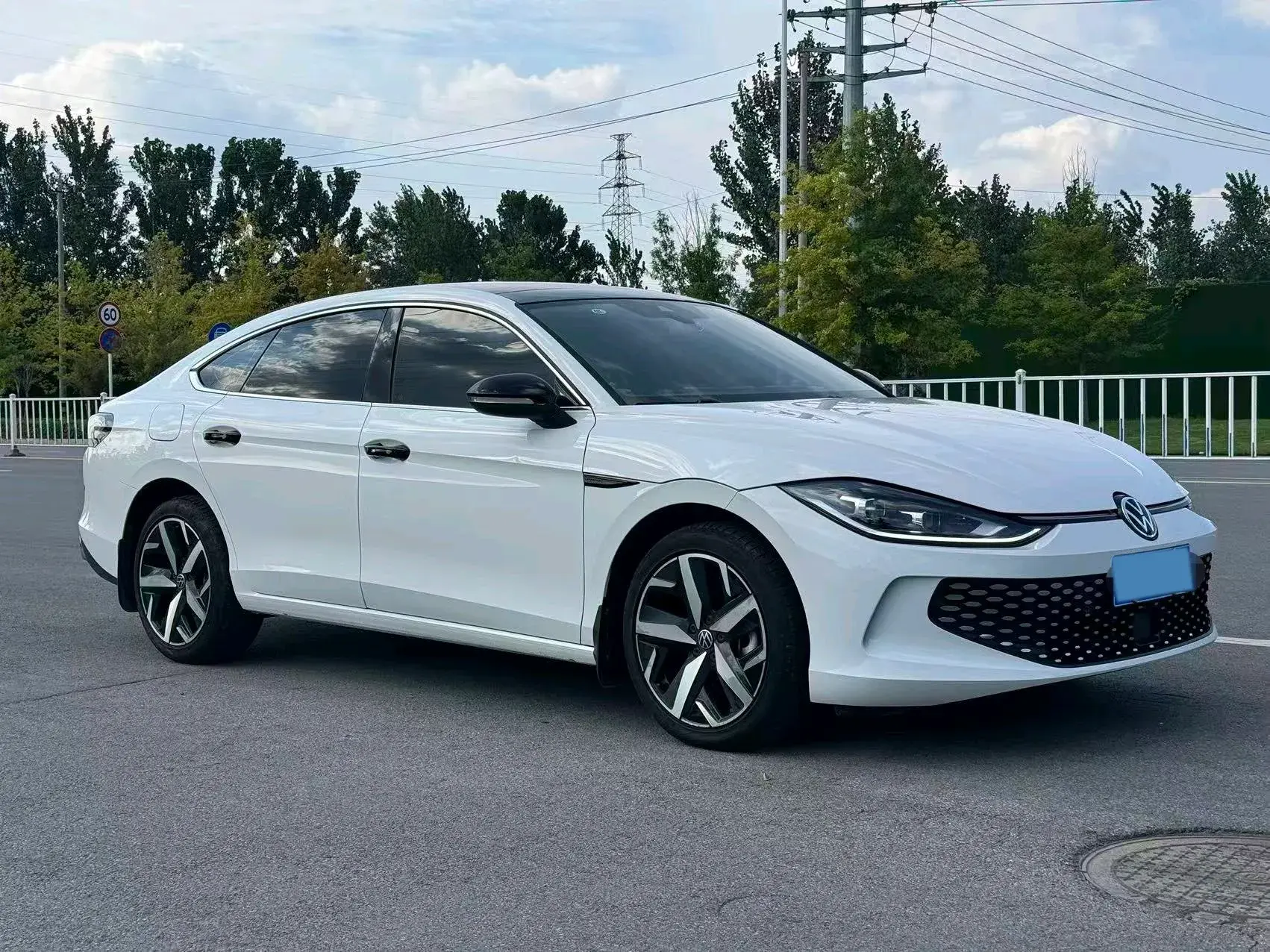 2023 VOLKSWAGEN LAMANDO thumbnail 3