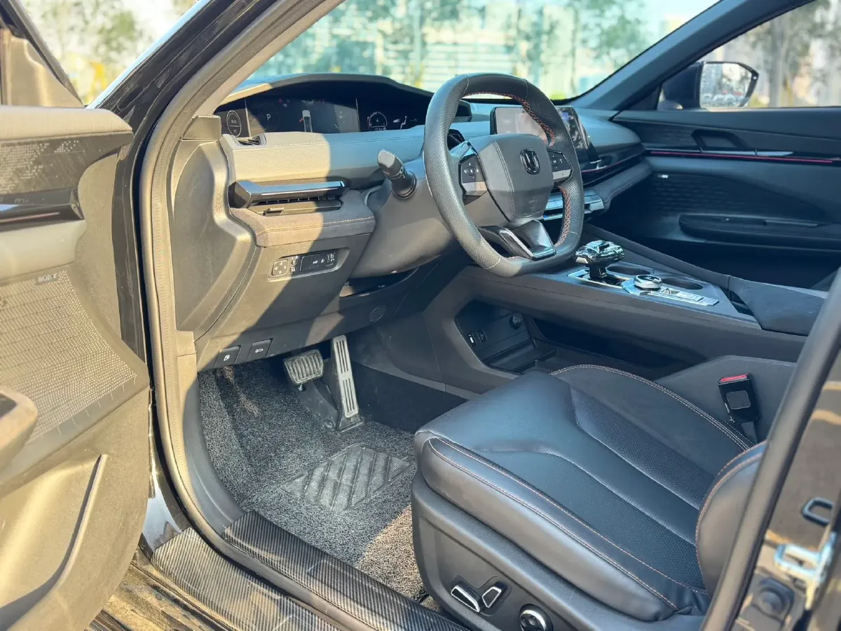 2022 ChangAn UNI-V 2.0T 233HP L4 8AT,autocango,china used car exporter,china ev exporter,chinese used car exporter,chinese used ev exporter