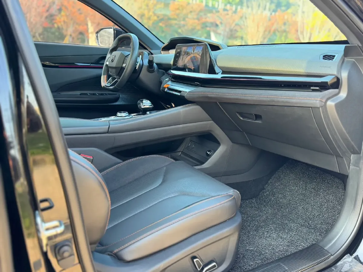 2022 ChangAn UNI-V 2.0T 233HP L4 8AT,autocango,china used car exporter,china ev exporter,chinese used car exporter,chinese used ev exporter