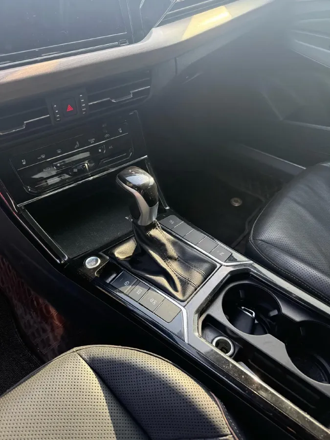 2019 Volvo V40 1.5T 152HP L4 6AT,autocango,china used car exporter,china ev exporter,chinese used car exporter,chinese used ev exporter