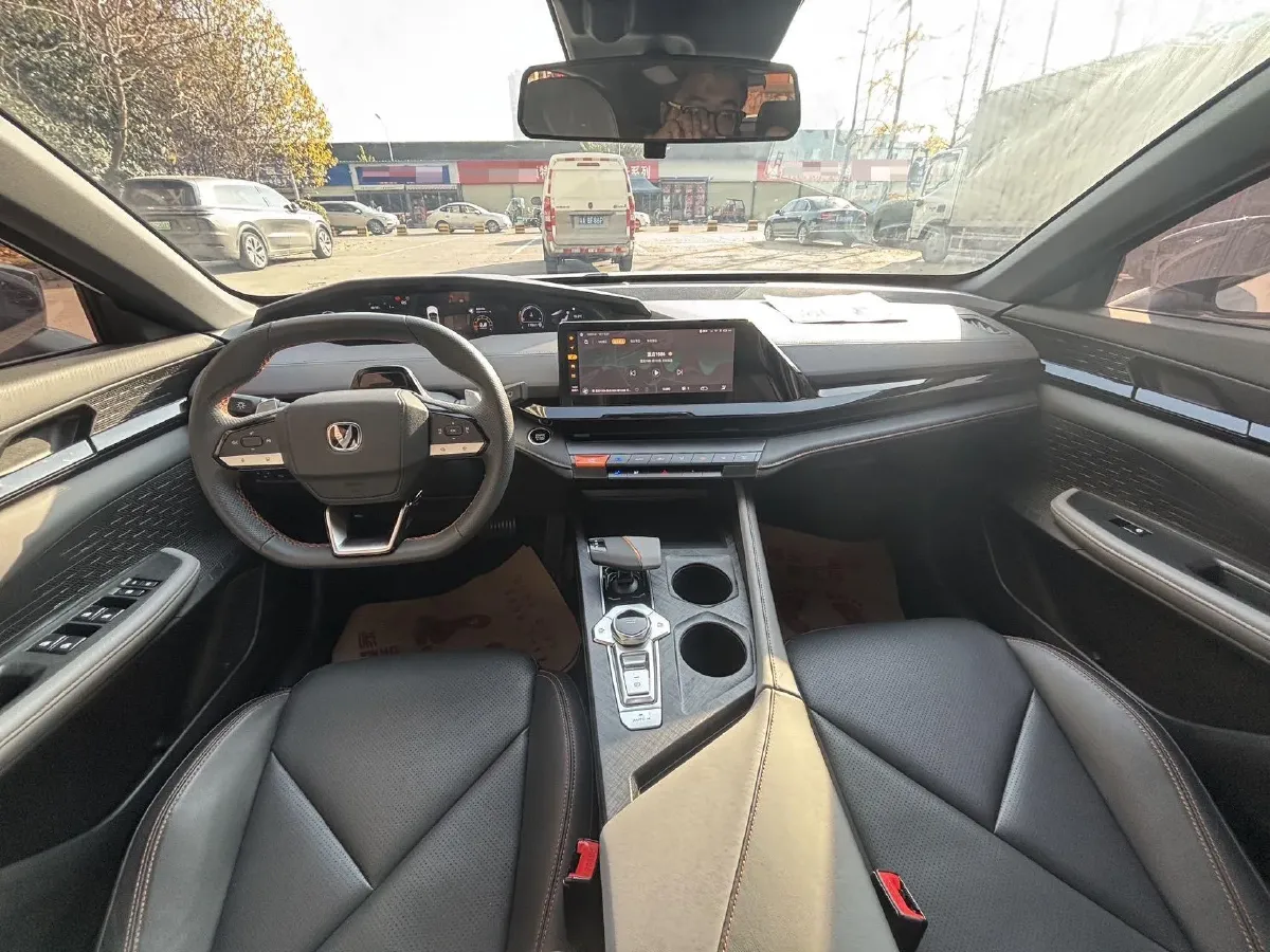 2022 ChangAn UNI-V 1.5T 188HP L4 7DCT,autocango,china used car exporter,china ev exporter,chinese used car exporter,chinese used ev exporter