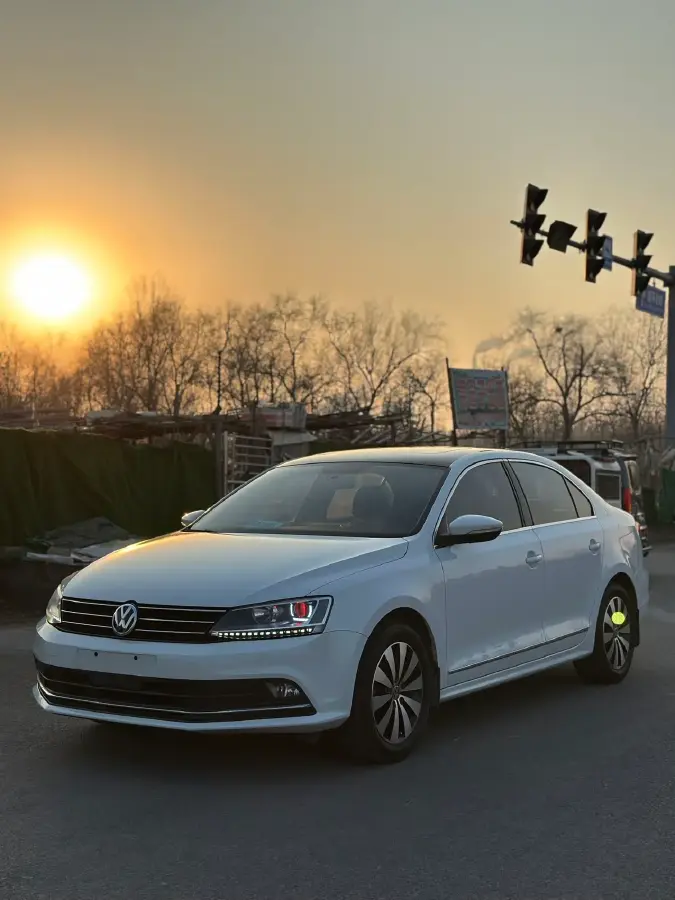 2017 Volkswagen Sagitar 1.4T 150HP L4 7DCT