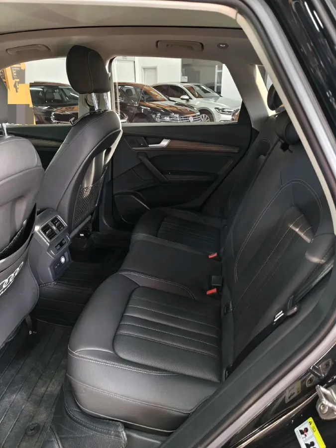 2022 Audi Q5L 2.0T 190HP L4 7DCT,autocango,china used car exporter,china ev exporter,chinese used car exporter,chinese used ev exporter