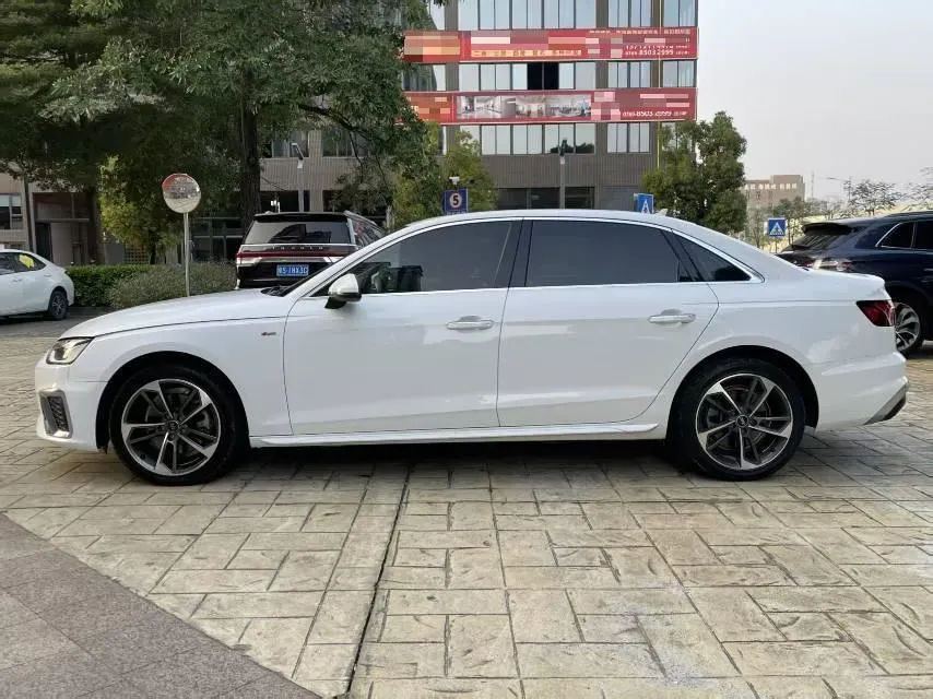 2022 Audi A4L 2.0T 190HP L4 7DCT,autocango,china used car exporter,china ev exporter,chinese used car exporter,chinese used ev exporter