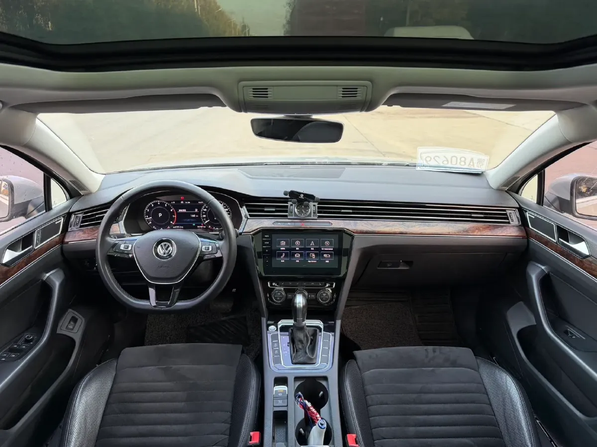 2017 Volkswagen Magotan 2.0T 220HP L4 7DCT,autocango,china used car exporter,china ev exporter,chinese used car exporter,chinese used ev exporter