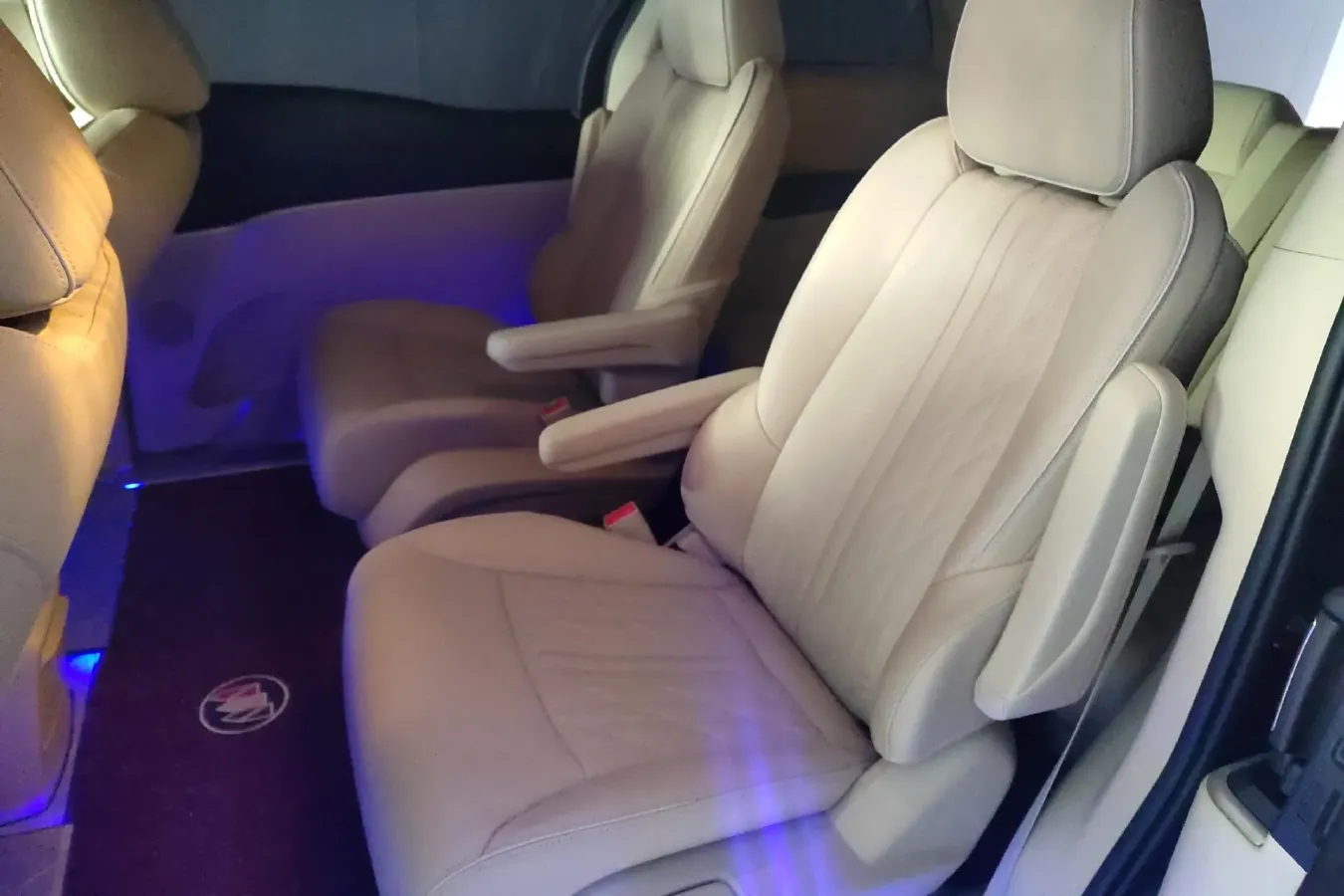 2023 Buick GL8 2.0T 237HP L4 9AT,autocango,china used car exporter,china ev exporter,chinese used car exporter,chinese used ev exporter