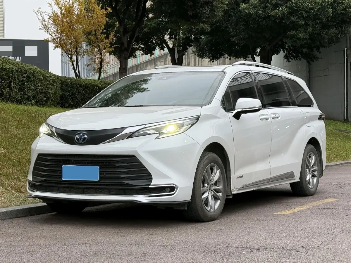 2023 Toyota Sienna 2.5L 189HP L4 E-CVT Hybrid