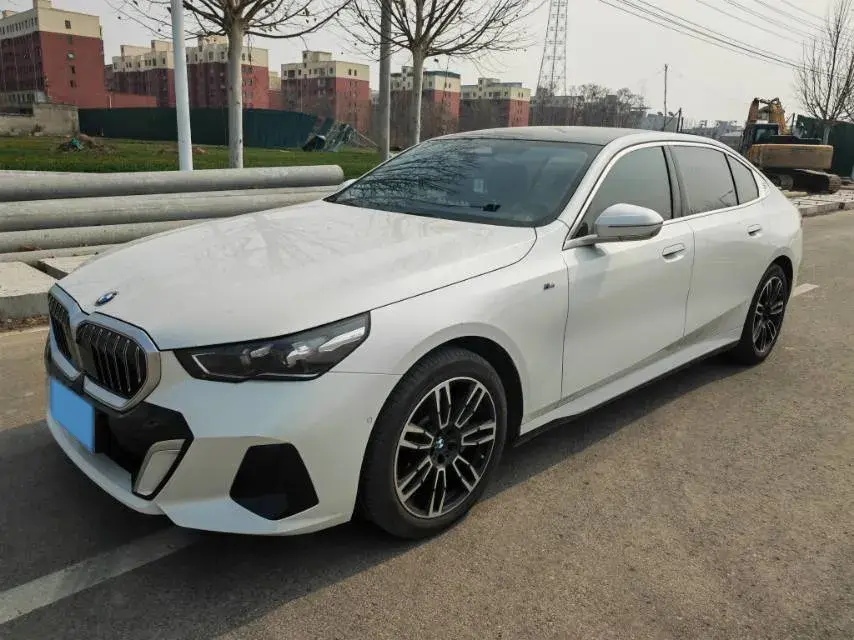 2024 BMW 5 Series 2.0T 258HP L4 8AT