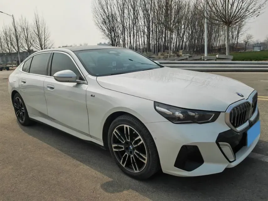 2024 BMW 5 Series 2.0T 258HP L4 8AT,autocango,china used car exporter,china ev exporter,chinese used car exporter,chinese used ev exporter