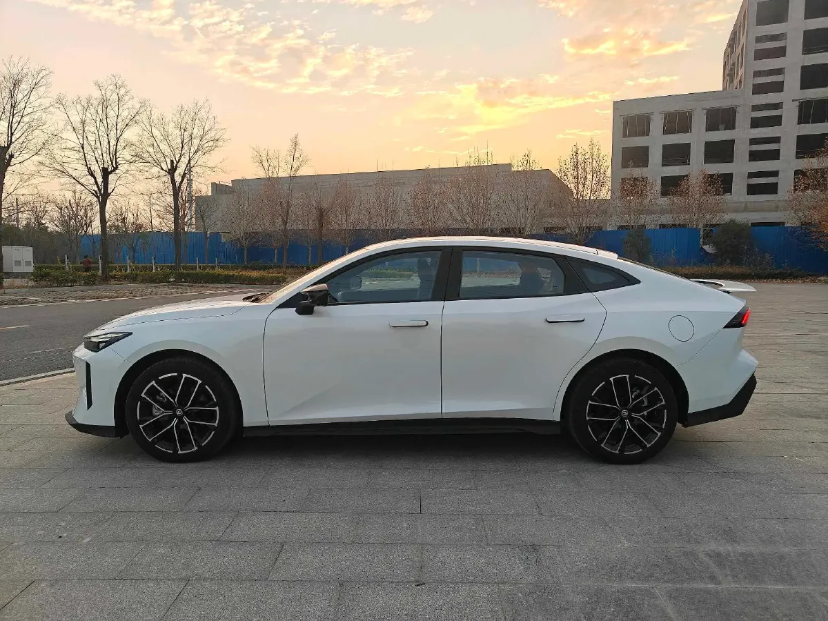 2024 ChangAn UNI-V iDD 1.5L 110HP L4 E-CVT PHEV 18.99KWH,autocango,china used car exporter,china ev exporter,chinese used car exporter,chinese used ev exporter