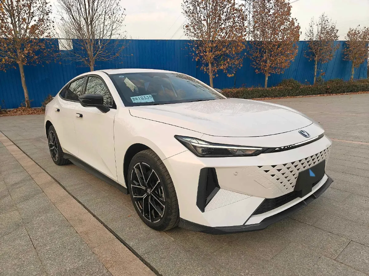 2024 ChangAn UNI-V iDD 1.5L 110HP L4 E-CVT PHEV 18.99KWH,autocango,china used car exporter,china ev exporter,chinese used car exporter,chinese used ev exporter