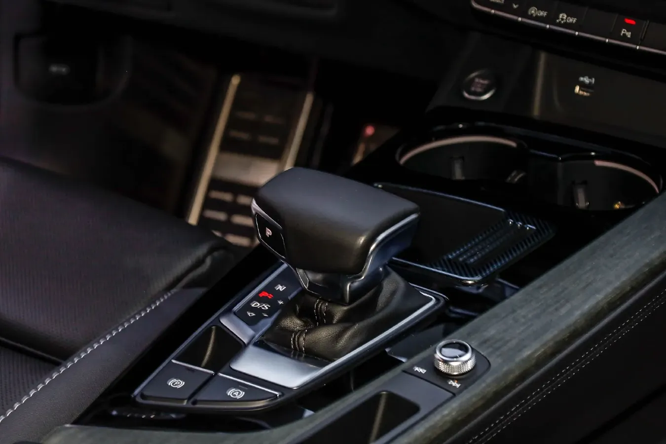 2023 Audi A4L 2.0T 190HP L4 7DCT,autocango,china used car exporter,china ev exporter,chinese used car exporter,chinese used ev exporter