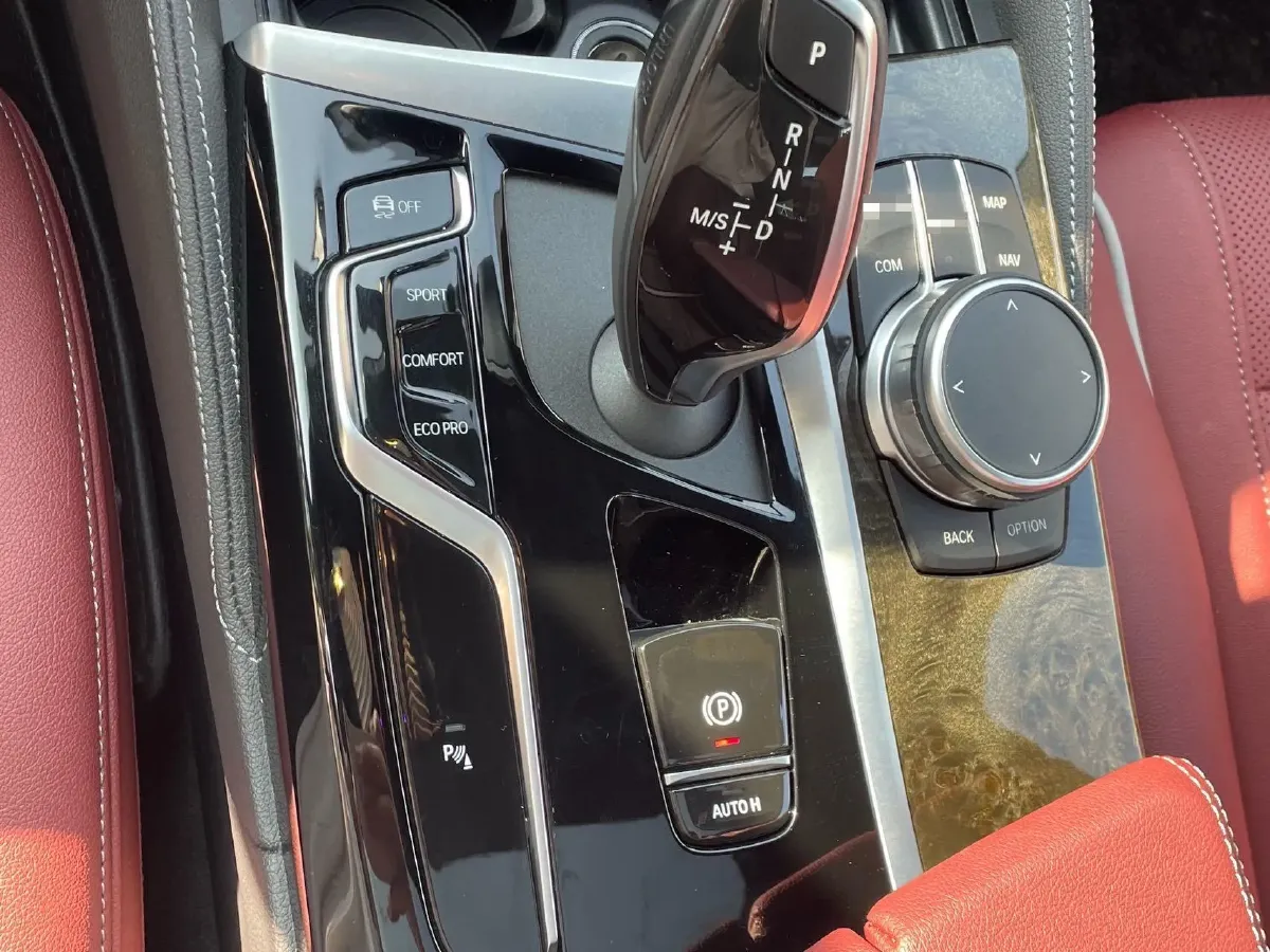 2022 BMW 5 Series 2.0T 184HP L4 8AT,autocango,china used car exporter,china ev exporter,chinese used car exporter,chinese used ev exporter