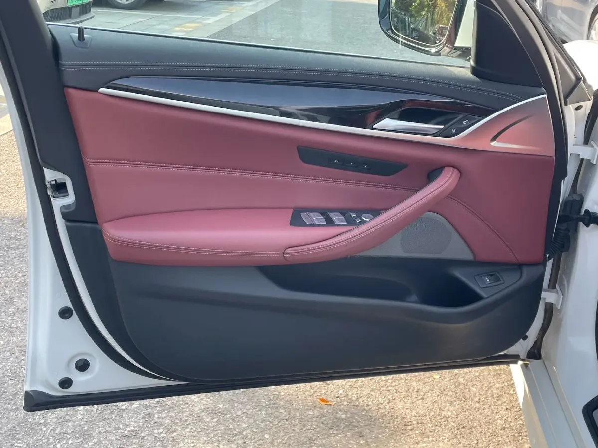 2022 BMW 5 Series 2.0T 184HP L4 8AT,autocango,china used car exporter,china ev exporter,chinese used car exporter,chinese used ev exporter