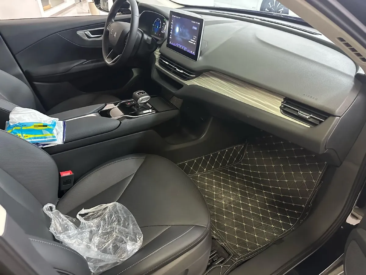 2024 HongQi E-QM5 BEV 72KWH,autocango,china used car exporter,china ev exporter,chinese used car exporter,chinese used ev exporter