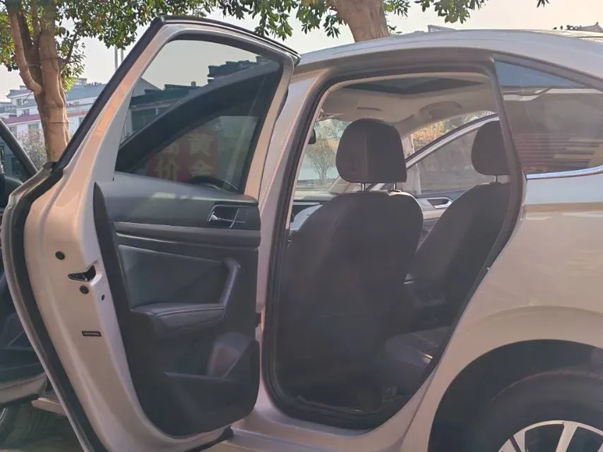 2022 Volkswagen T-Roc 1.4T 150HP L4 7DCT,autocango,china used car exporter,china ev exporter,chinese used car exporter,chinese used ev exporter