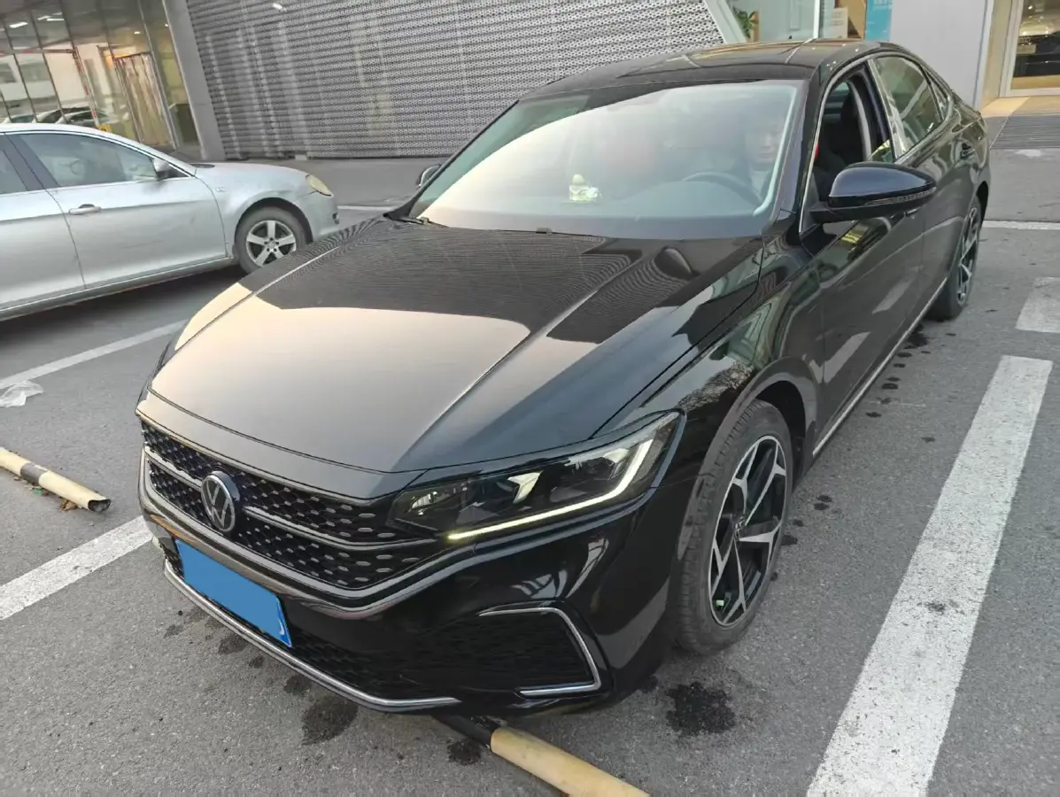 2023 Volkswagen Passat 2.0T 186HP L4 7DCT