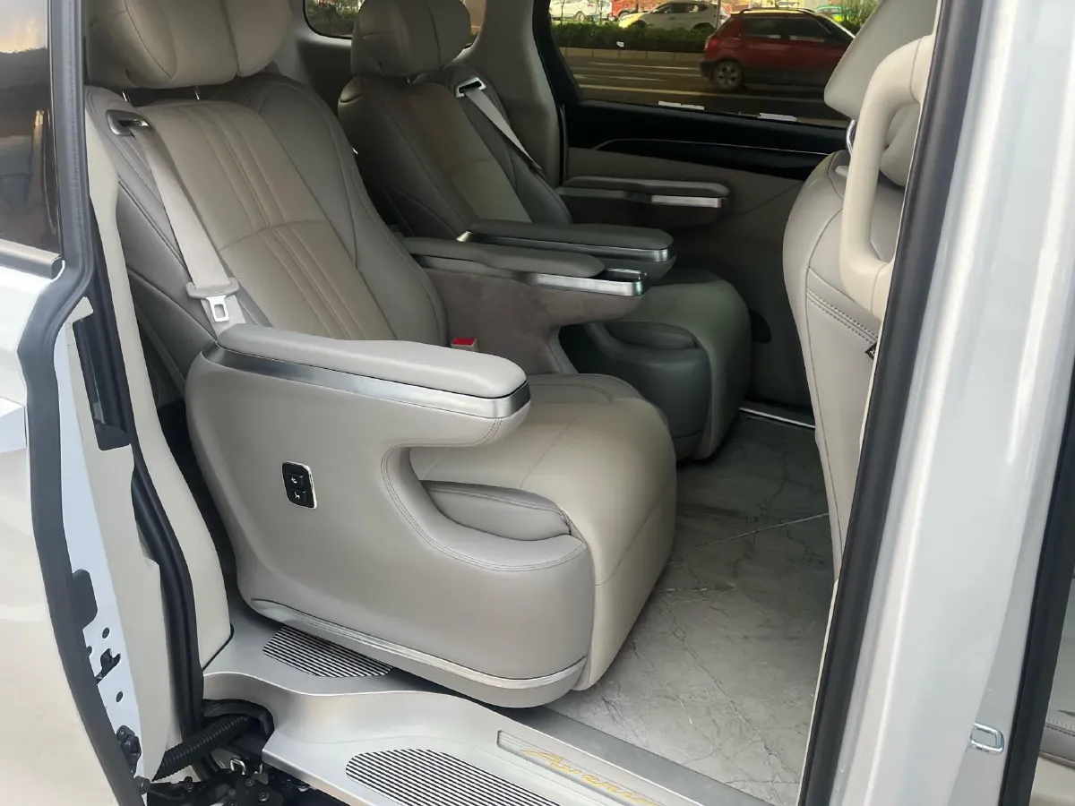 2023 Buick GL8 2.0T 237HP L4 9AT,autocango,china used car exporter,china ev exporter,chinese used car exporter,chinese used ev exporter