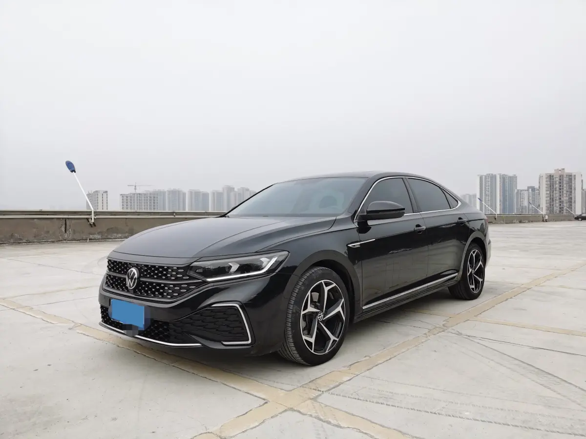 2023 Volkswagen Passat 2.0T 186HP L4 7DCT