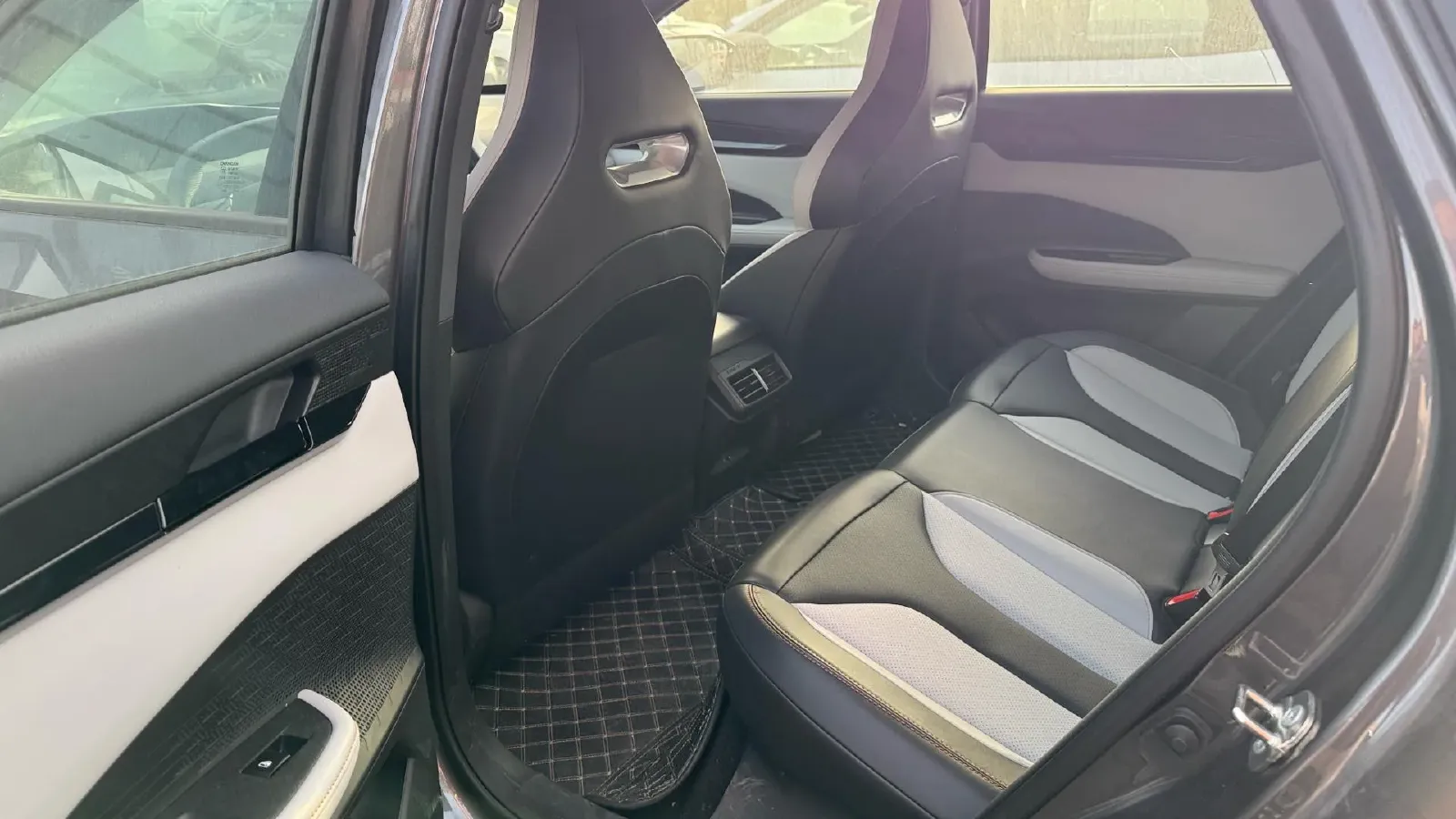 2024 ChangAn UNI-V iDD 1.5L 110HP L4 E-CVT PHEV 18.99KWH,autocango,china used car exporter,china ev exporter,chinese used car exporter,chinese used ev exporter