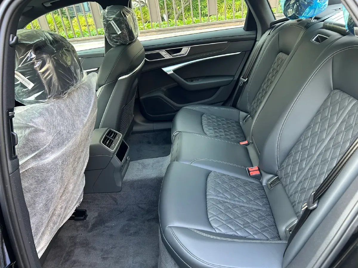 2025 Audi A6L 2.0T 245HP L4 7DCT,autocango,china used car exporter,china ev exporter,chinese used car exporter,chinese used ev exporter