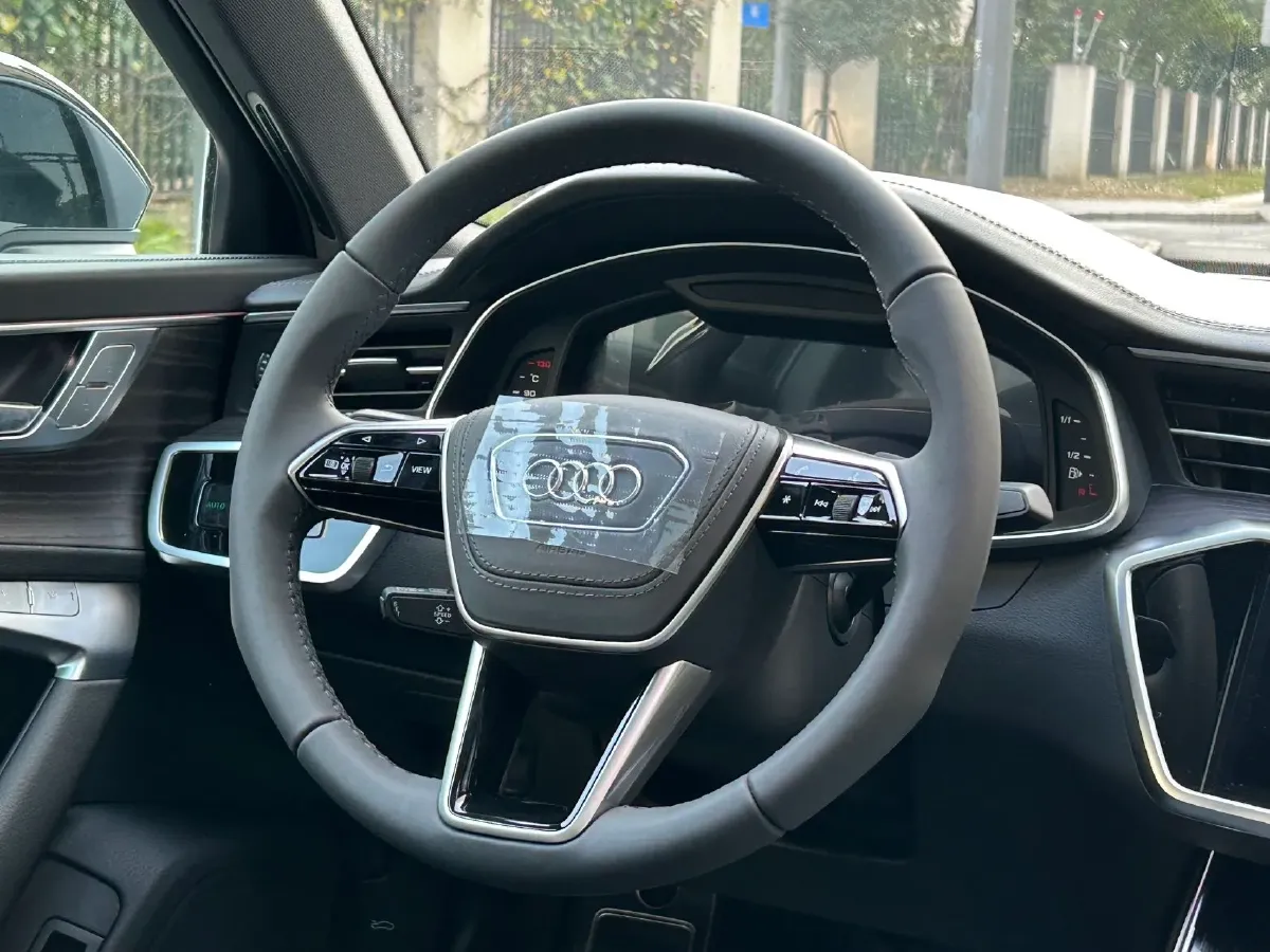 2025 Audi A6L 2.0T 245HP L4 7DCT,autocango,china used car exporter,china ev exporter,chinese used car exporter,chinese used ev exporter