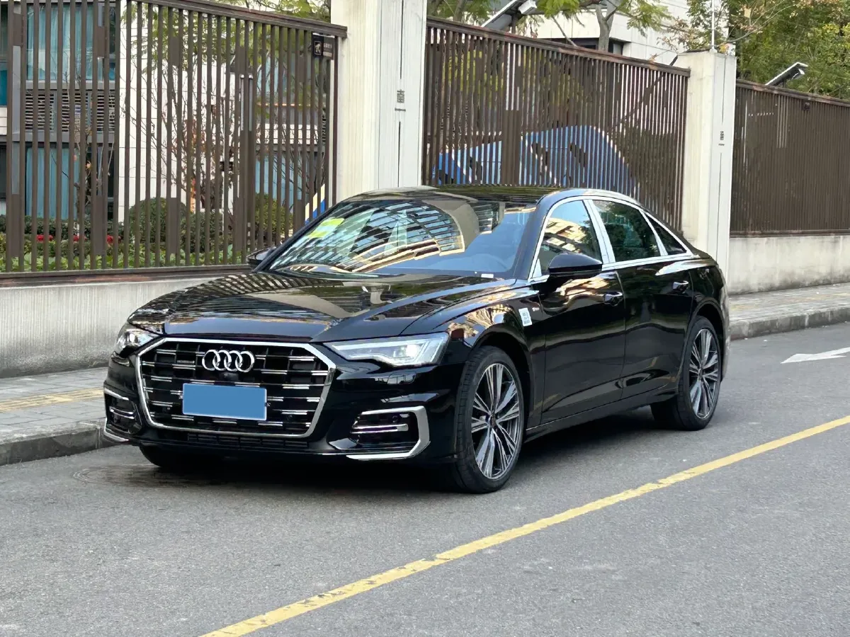 2025 Audi A6L 2.0T 245HP L4 7DCT,autocango,china used car exporter,china ev exporter,chinese used car exporter,chinese used ev exporter
