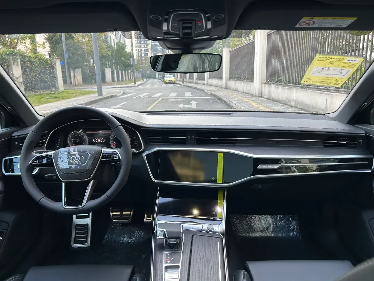 2025 Audi A6L 2.0T 245HP L4 7DCT,autocango,china used car exporter,china ev exporter,chinese used car exporter,chinese used ev exporter