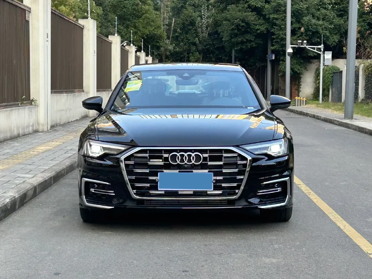 2025 Audi A6L 2.0T 245HP L4 7DCT,autocango,china used car exporter,china ev exporter,chinese used car exporter,chinese used ev exporter