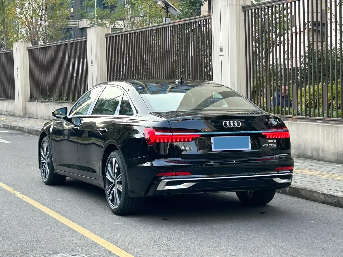 2025 Audi A6L 2.0T 245HP L4 7DCT,autocango,china used car exporter,china ev exporter,chinese used car exporter,chinese used ev exporter