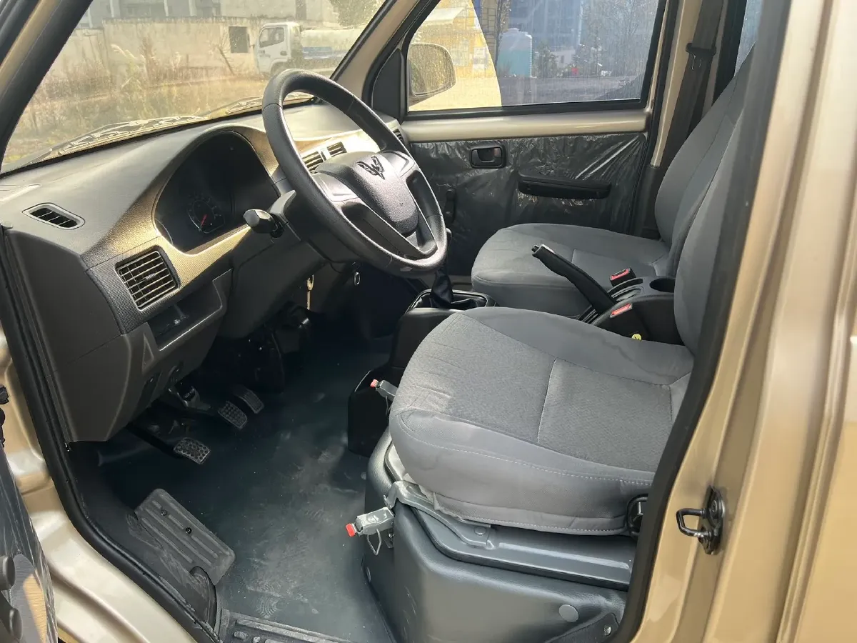 2021 WuLing RongGuang 1.5L 99HP L4 5MT,autocango,china used car exporter,china ev exporter,chinese used car exporter,chinese used ev exporter