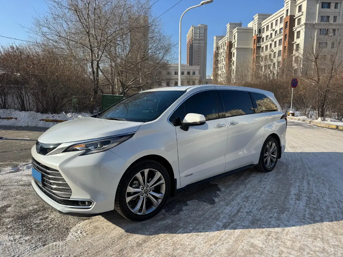 2024 Toyota Sienna 2.5L 189HP L4 E-CVT Hybrid