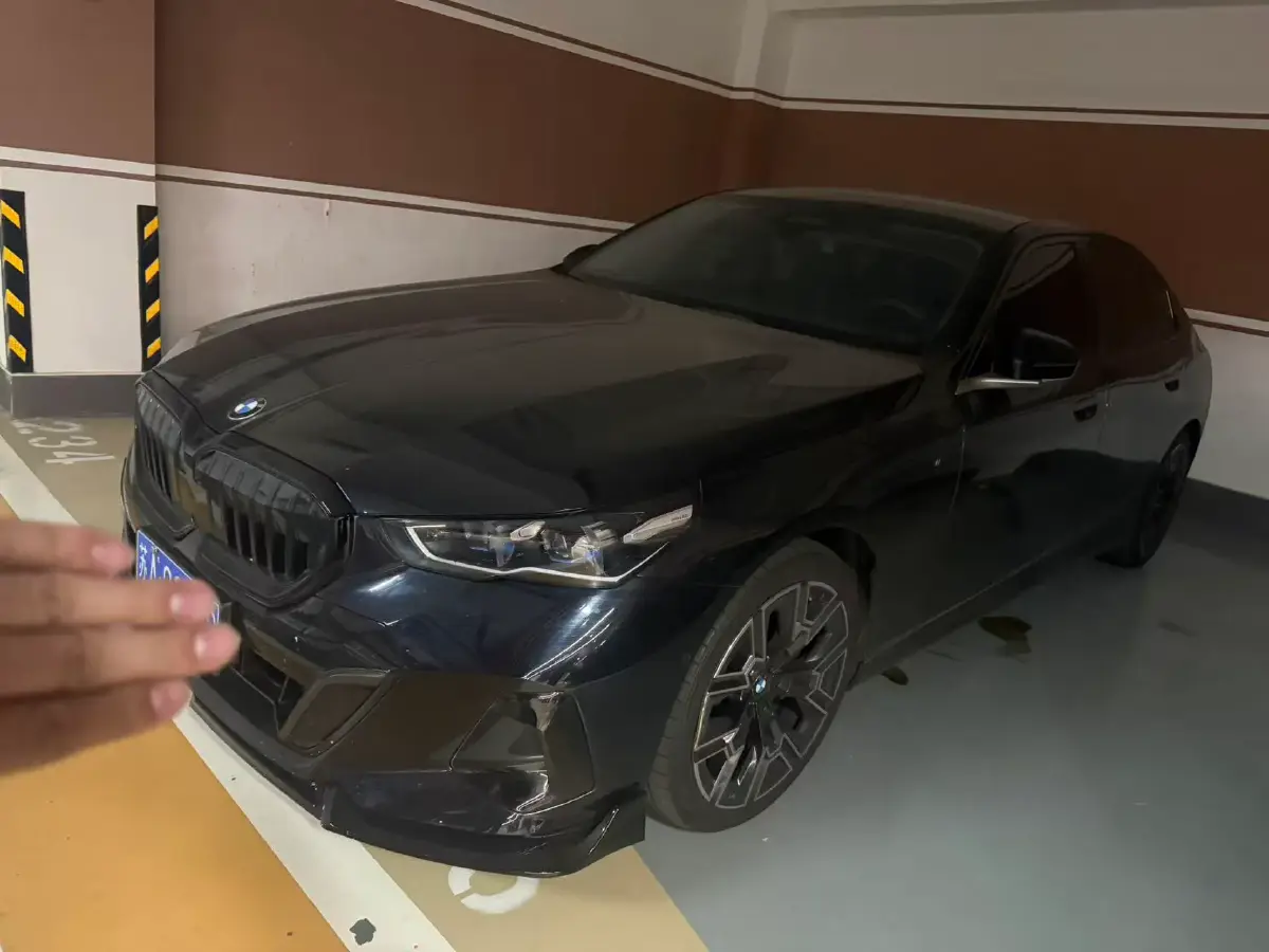 2025 BMW 5 Series 2.0T 258HP L4 8AT