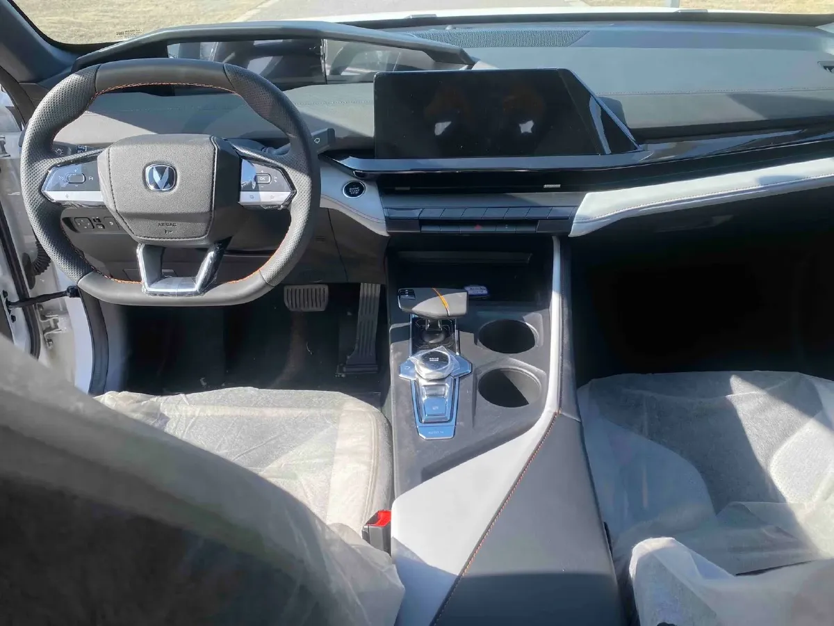 2024 ChangAn UNI-V iDD 1.5L 110HP L4 E-CVT PHEV 18.99KWH,autocango,china used car exporter,china ev exporter,chinese used car exporter,chinese used ev exporter