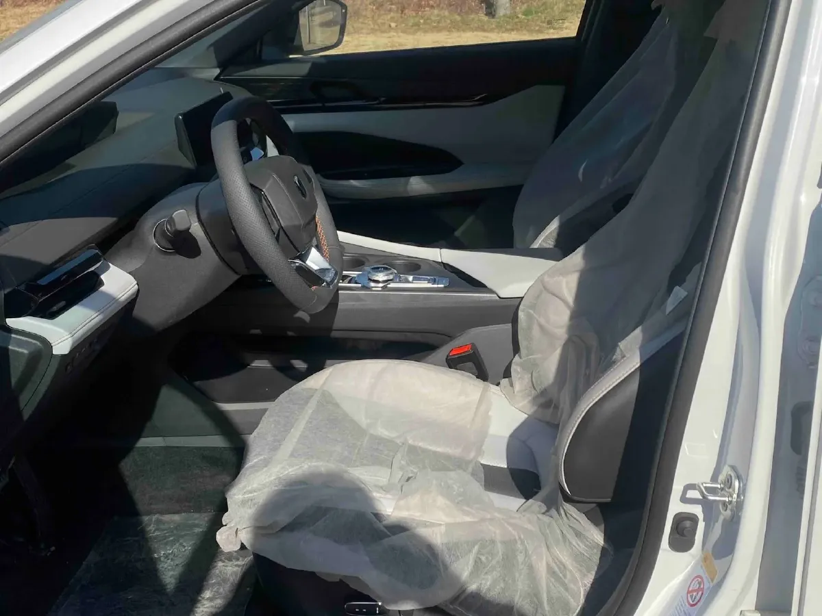 2024 ChangAn UNI-V iDD 1.5L 110HP L4 E-CVT PHEV 18.99KWH,autocango,china used car exporter,china ev exporter,chinese used car exporter,chinese used ev exporter