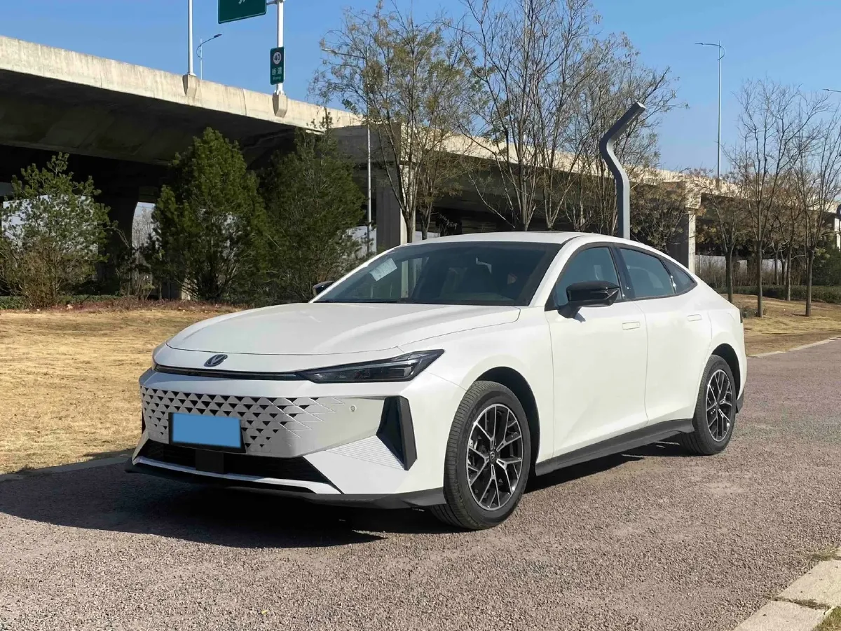 2024 ChangAn UNI-V iDD 1.5L 110HP L4 E-CVT PHEV 18.99KWH,autocango,china used car exporter,china ev exporter,chinese used car exporter,chinese used ev exporter