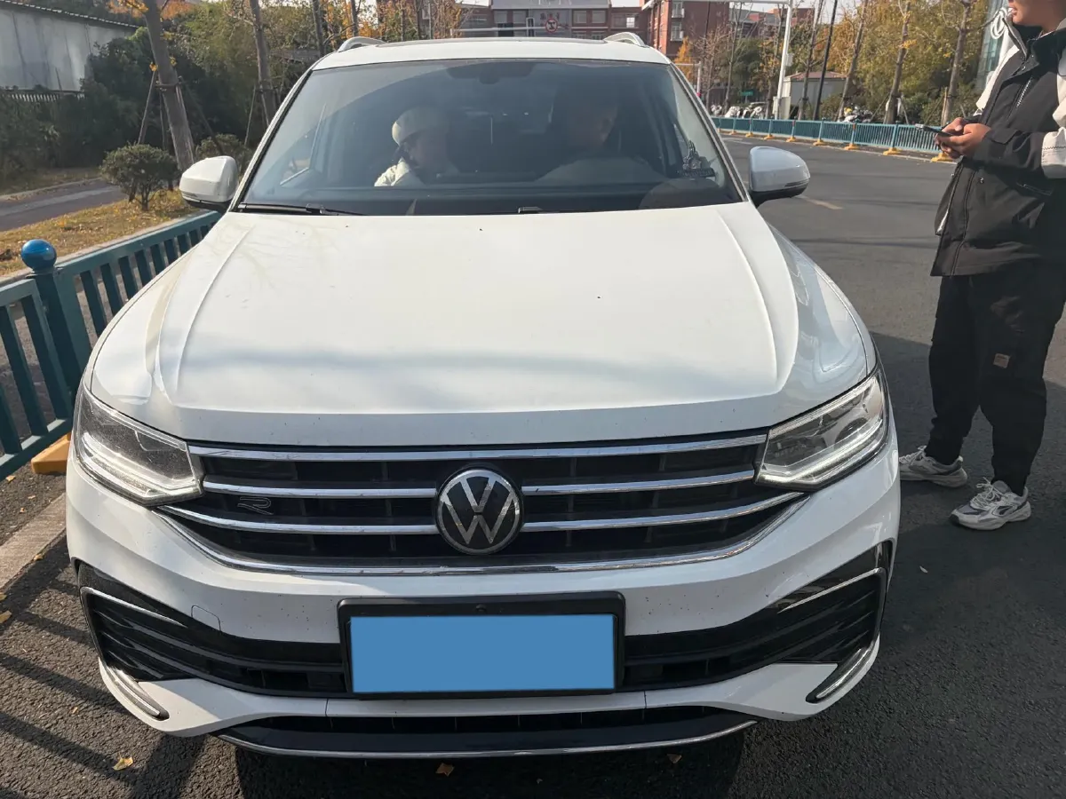 2024 Volkswagen Tiguan L 2.0T 186HP L4 7DCT,autocango,china used car exporter,china ev exporter,chinese used car exporter,chinese used ev exporter