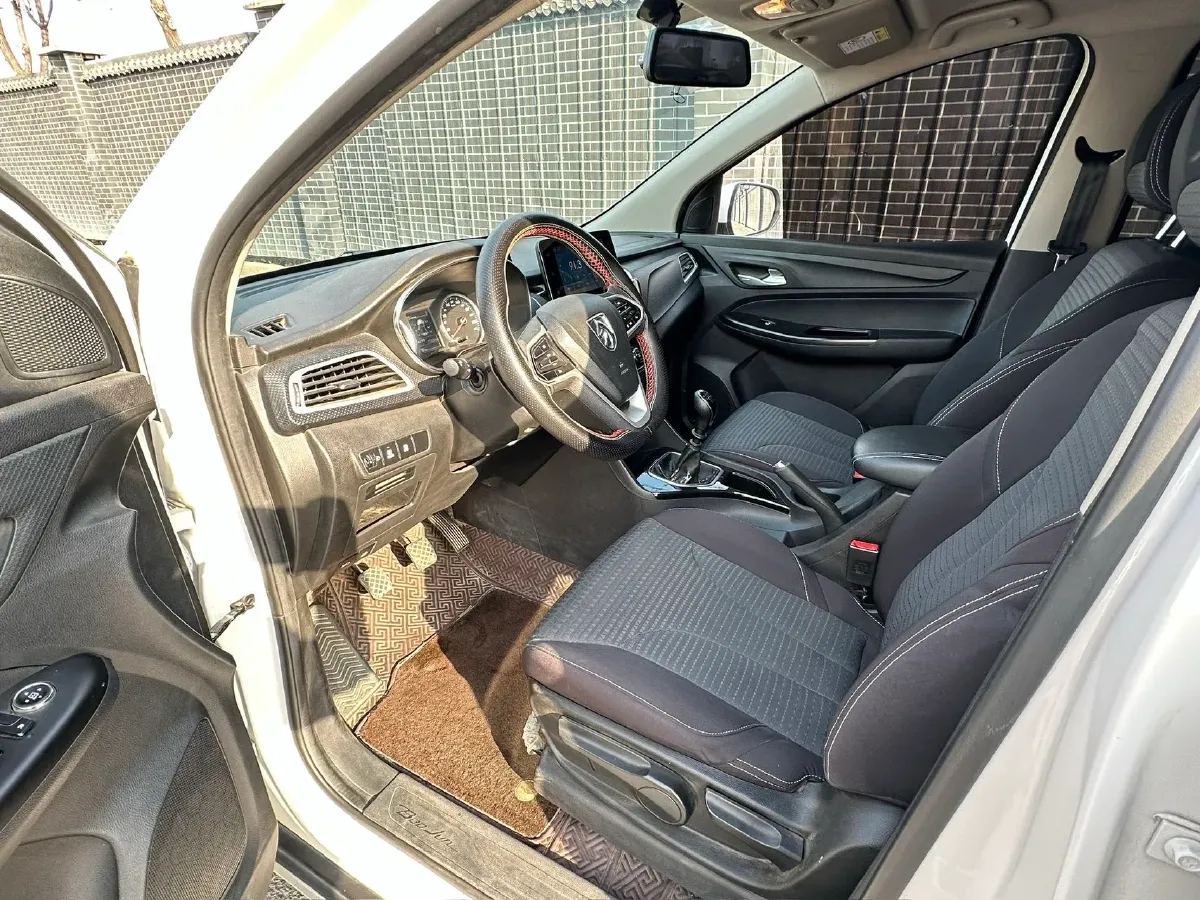 2019 BaoJun 730 1.5L 105HP L4 6MT,autocango,china used car exporter,china ev exporter,chinese used car exporter,chinese used ev exporter