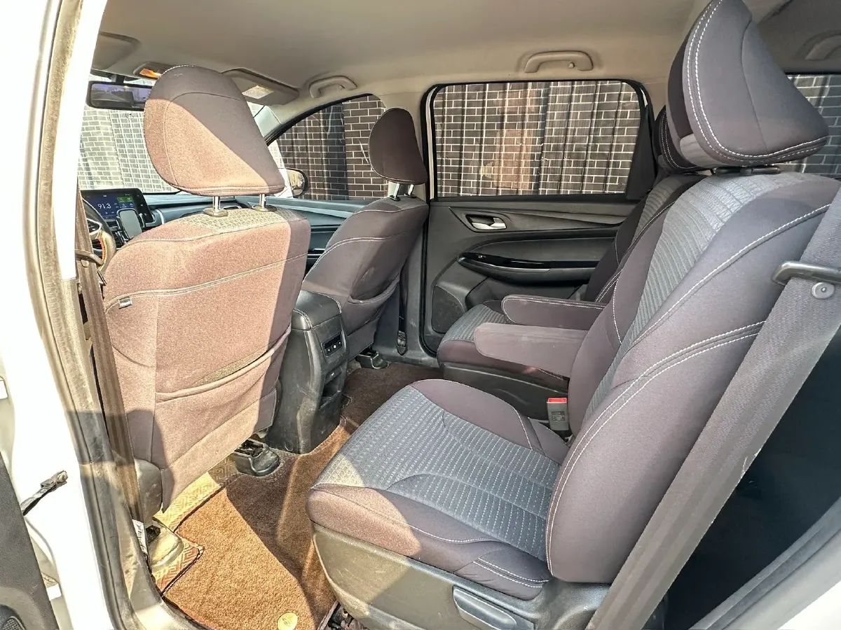 2019 BaoJun 730 1.5L 105HP L4 6MT,autocango,china used car exporter,china ev exporter,chinese used car exporter,chinese used ev exporter